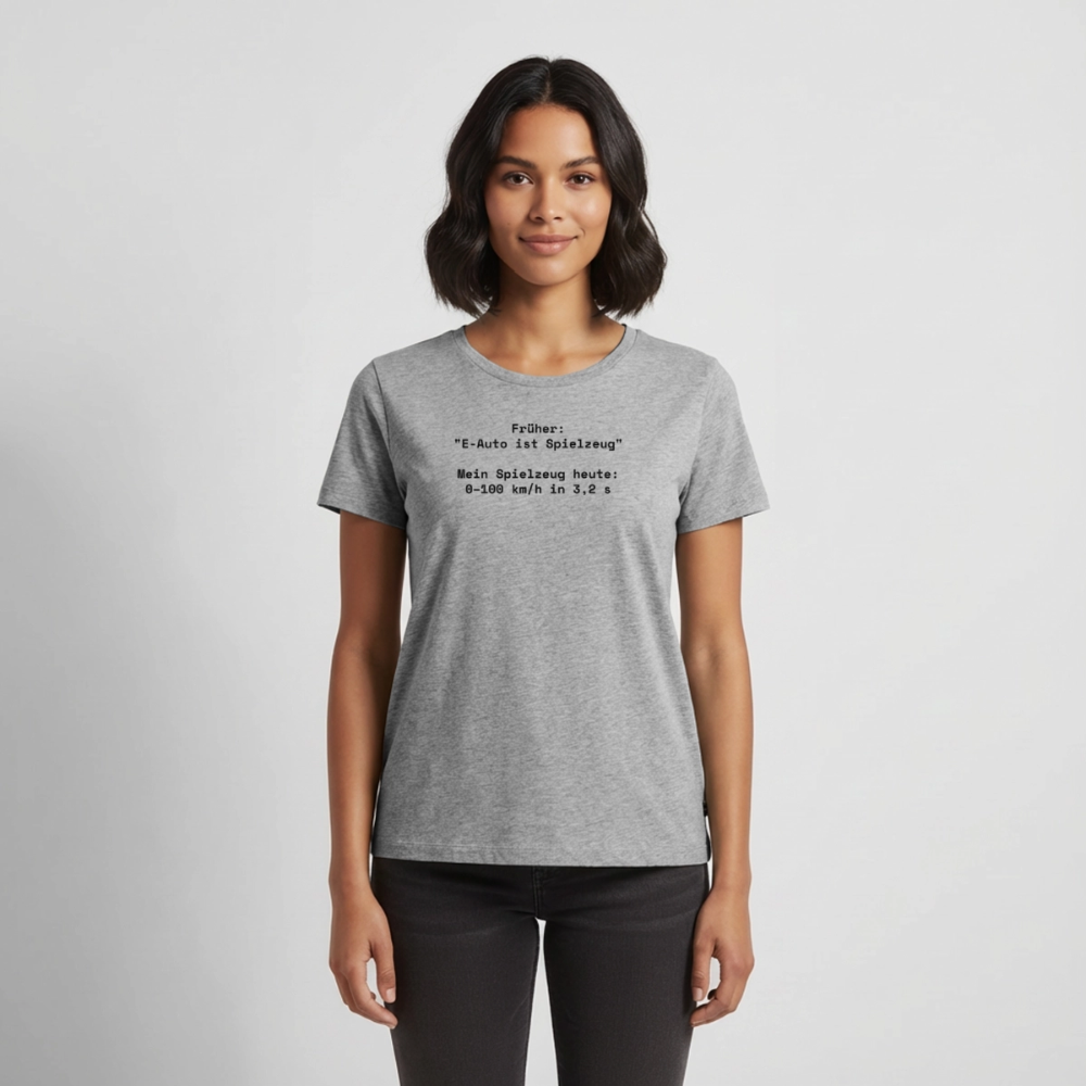 Früher: ‚E-Auto ist Spielzeug‘. Mein Spielzeug heute: 0–100 km/h in 3,2 s  - Frauen Premium T-Shirt - Grau meliert